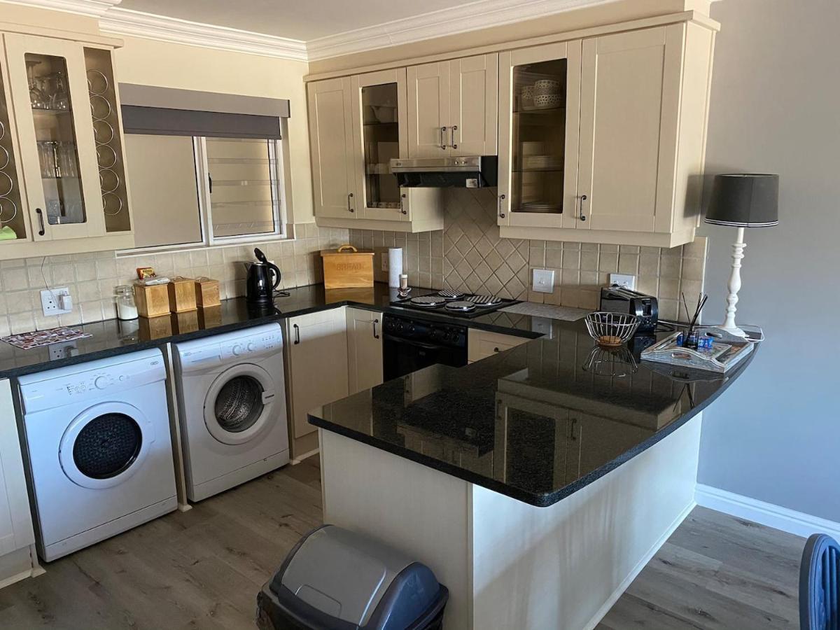 Modern Apartment Walking Distance To Main Beach Restaurants And Other Amenities Джефрис-Бей Экстерьер фото